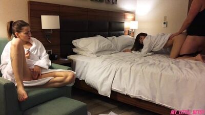 Трахнул двоих по очереди порно от My Little Betsy