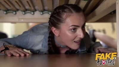 Девочки "застряли" под кроватью. 18+