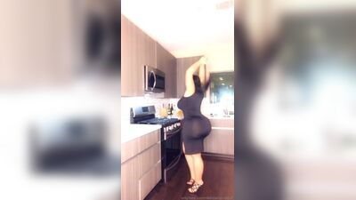 Diamondd Dolll с ее мясистым мясистым телом