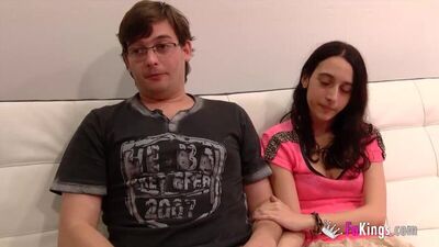 19 añitos y hoy va a probar por primera vez una polla que no sea de la de su chico. Vendiendo el virginal coñito de Lucia argentina warez