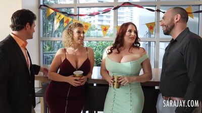 Сара Джей принимает жесткий трах сзади, в то время как ее подруга Мэгги Грин сосет другому ебарю