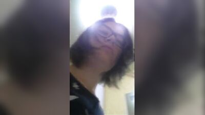 В очках очкастая сука молодая мамка показывает сиськи интимка селфи частное порно любительское