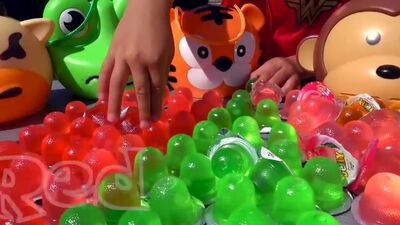 Макс и Катя и их игрушки в кровати