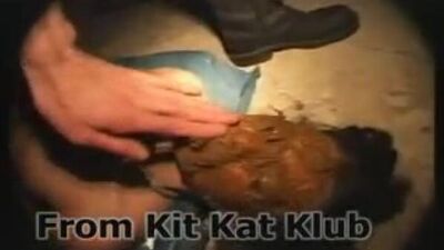 Мужик срет в рот девушке