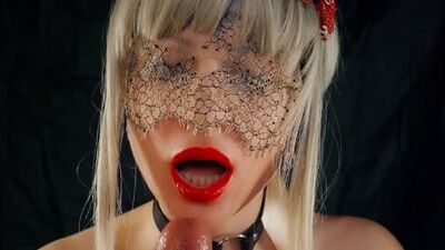 Страстная блондинка с красными губами делает нереальный минет и дрочку