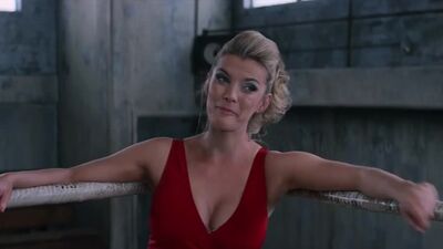 Betty Gilpin, Sydelle Noel, Kate Nash, Ellen Wong - свечение