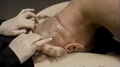 Мужик засунул голову в большую пизду