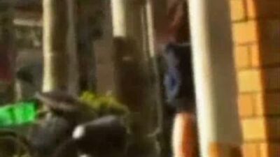 Школьницам задирают юбки и смотрят что там