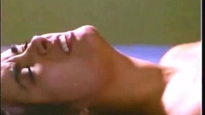 MUJDE AR - SERT SIKIS SIKIYOR