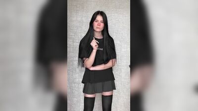 Даша Дошик (Перова) в мини-юбке