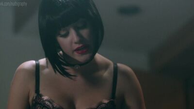 Сексуальные Лили Рейнхарт (Lili Reinhart), Камила Мендес (Camila Mendes) - Ривердэйл (Riverdale, 2017) - Сезон 1 / Серия 3 s1e3