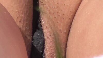 Выскользнула киска, пока выкладывалась на публике