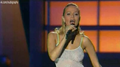 Ксения Новикова обнаженная, Анна Семенович на концерте группы "Блестящие" - Московские окна (Голая? Видна грудь, декольте)