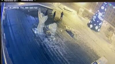 Вандалы ломают фигуры у собора в Ижевске