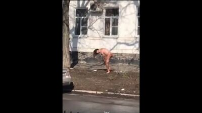 Голая девушка на улице Таганрог купается в луже