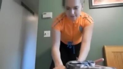 Сводная сестренка развлекает братца писей