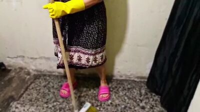 Пока парочка еблась, их арабская служанка лихо вздрочнула