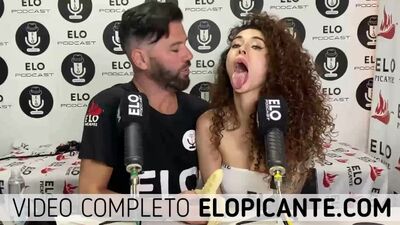 Покажи свои умения порно актрисы прямо во время интервью!