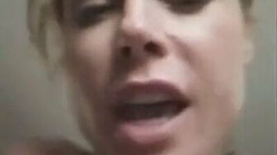 Современная семейная мама Claire (Julie Bowen) чувствует себя хорошо