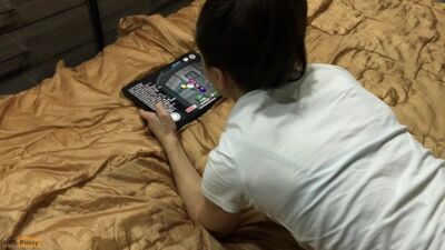 Пока увлеченная игрой девушка была занята, устроил ей проникновение пальцами