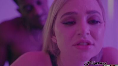 Аппетитная блонда к вашим услугам