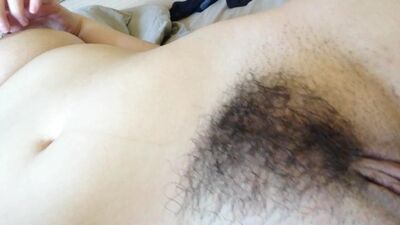 Пальцы в киске, большой палец на клиторе