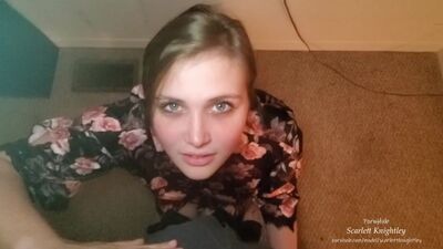 Смотри в её глаза, пока сосет не останавливаясь