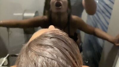 Туалет кинотеатра стал местом свидания