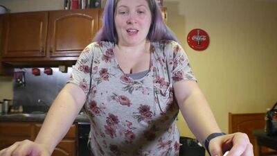 Её огромная грудь, достойна похвалы