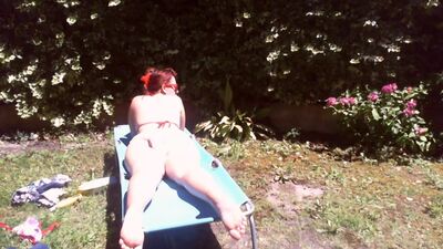 Nicoletta носит большой подгузник в сквере