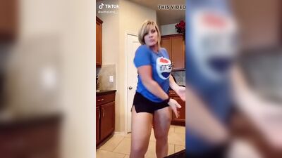 Белая девушка с большой шикарной задницей, мачеха на TikTok