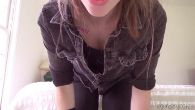 Молодая сучка дразнит стриптизом