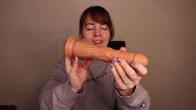 Жду не дождусь, когда же присяду на этот фалос