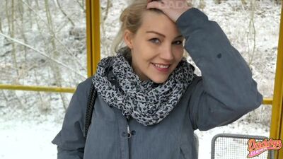 Приспустив штанишки, ты быстро согреешься...