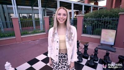 Она трахается как кошка, хочу залить её