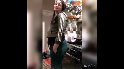 ديوث يصور اخته في المطبخ