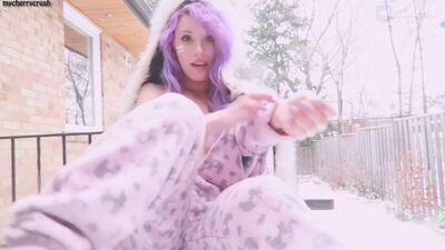 Mycherrycrush зимой на улице дрочит свою киску / telegram sliv169 / onlyfans