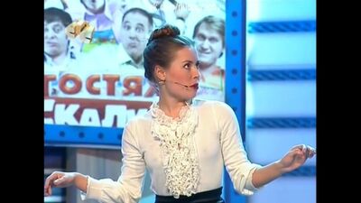 Юлия Михалкова без лифчика в шоу Уральские пельмени - В гостях у скалки.720