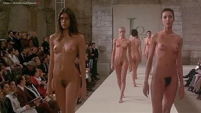 Показ моды в Париже