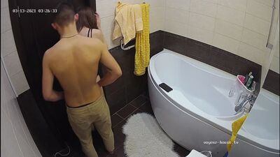 Трахнул суку в ванной