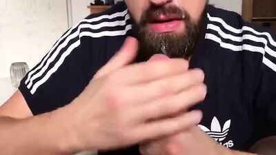 Мужик сосет член со спермой