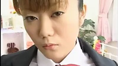 Очень грудастая 18-летняя японская девушка идет топлесс ...