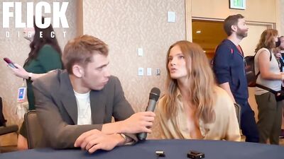 Голая Freya Allan