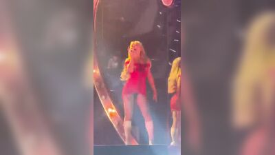 Голая Sabrina Carpenter