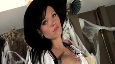 Крошка в костюме и сексуальном нижнем белье на Хэллоуин