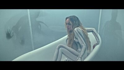 Мари Краймбрери - Пряталась в ванной