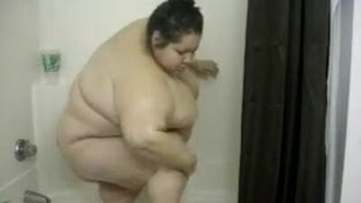 Dankii принимает душ