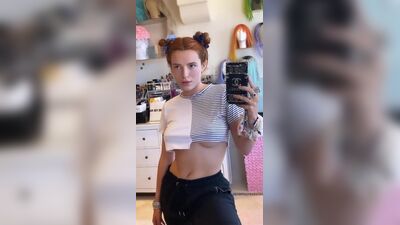 Bella Thorne - селфи под грудью 6-10-2020