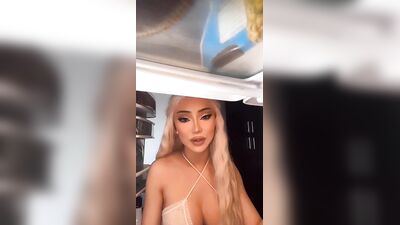 Голая Nikita Dragun