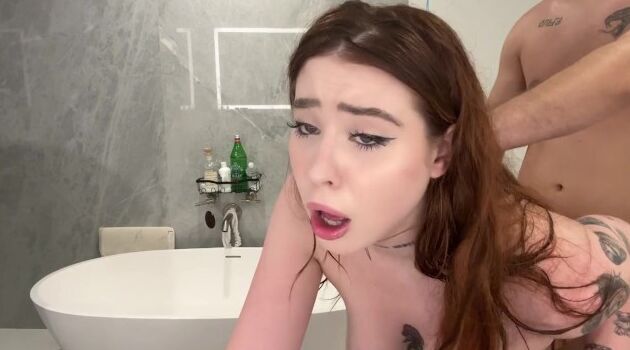 Предложил спинку потереть и по пути сразу же нагнул